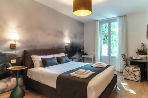 Luxury Triple Room | Minibar, in-room safe, desk, soundproofing