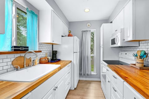 Condo, Multiple Beds, Patio, Garden View (Vicki’s Villa) | Private kitchen | Stovetop, coffee/tea maker