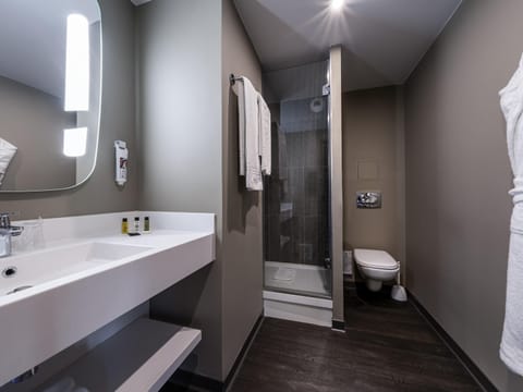 Premium bedding, in-room safe, desk, soundproofing