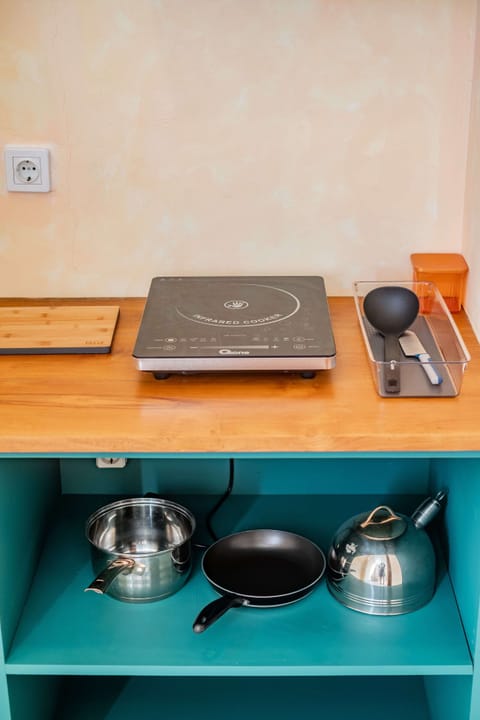 Deluxe Double Room | Private kitchenette | Mini-fridge, dishwasher, cookware/dishes/utensils