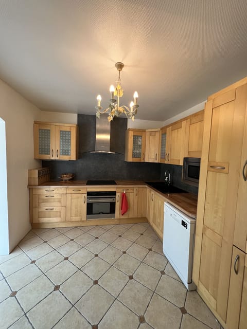 Full-size fridge, microwave, oven, stovetop