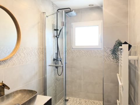 Design Double or Twin Room, Private Bathroom, Pool View (Chambre de caractère) | Bathroom | Shower, rainfall showerhead, hair dryer, towels