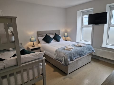 Family Room, Non Smoking | Free WiFi, bed sheets