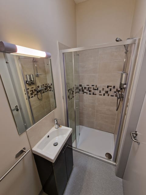Standard Room, Non Smoking | Bathroom | Shower, rainfall showerhead, hair dryer, towels