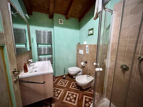 Classic Apartment | Bathroom | Shower, hair dryer, towels, soap