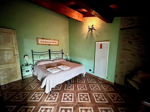 Classic Apartment | Iron/ironing board, free cribs/infant beds, free WiFi, bed sheets