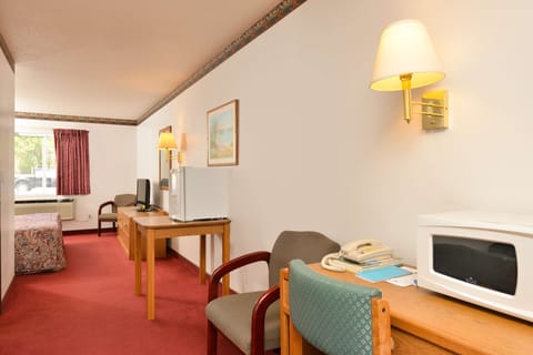 Suite, 1 King Bed, Non Smoking | Cribs/infant beds, rollaway beds, Internet, bed sheets