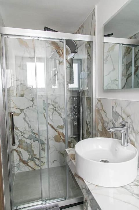 Deluxe Room | Bathroom | Hair dryer