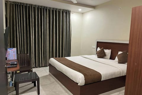 Deluxe Room | Desk, blackout drapes, rollaway beds, free WiFi