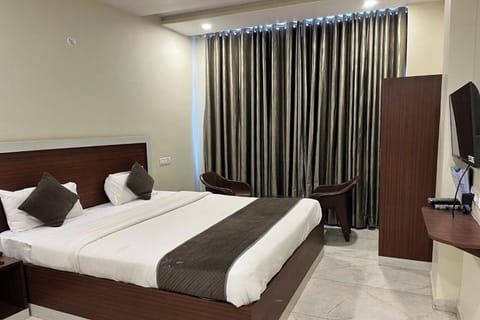 Deluxe Room | Desk, blackout drapes, rollaway beds, free WiFi