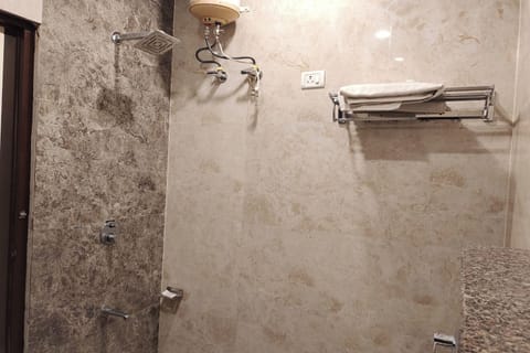 Classic Room | Bathroom | Shower, free toiletries, bidet, towels