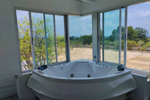 Deluxe Room | Bathroom | Free toiletries, hair dryer, bidet, towels