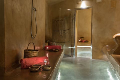 Couples treatment rooms, sauna, hot tub, steam room, body treatments