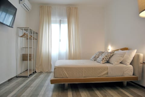 Deluxe Room, City View | Free WiFi, bed sheets