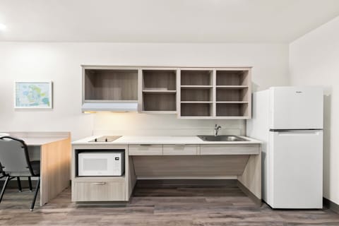 Full-size fridge, microwave, stovetop