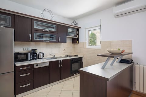 House | Private kitchen | Full-size fridge, microwave, oven, stovetop