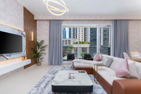 Luxury Apartment, 3 Bedrooms, City View | Living room