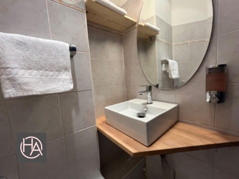 Chambre Classique, 2 lits une place, vue Ordener | Bathroom | Shower, hair dryer, towels, soap