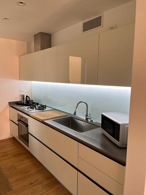 Comfort Apartment, Canal View | Private kitchen | Full-size fridge, microwave, oven, stovetop