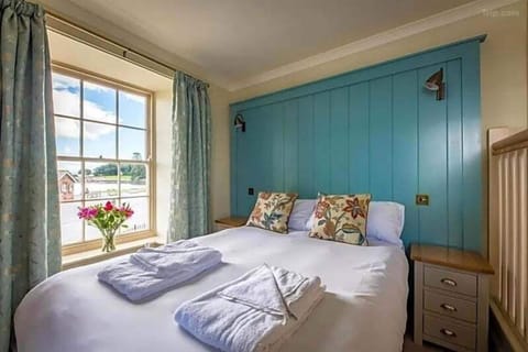 Premium bedding, individually furnished, iron/ironing board, travel crib