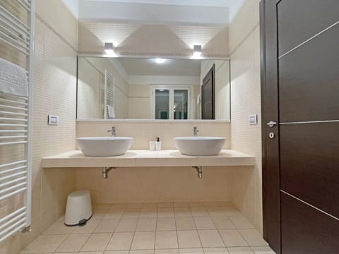 Superior Villa, 3 Bedrooms, Ensuite, City View | Bathroom | Free toiletries, hair dryer, towels