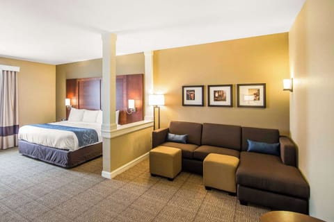 Suite, 1 King Bed with Sofa bed, Non Smoking (Whirlpool In Bath) | Desk, laptop workspace, iron/ironing board, free WiFi