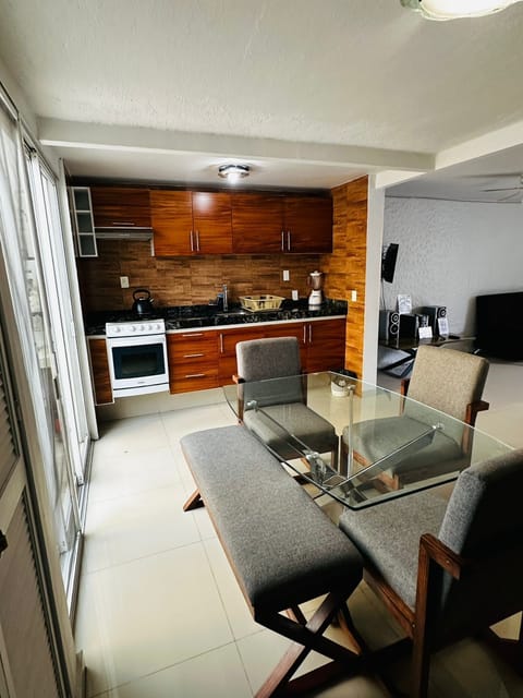 Classic Townhome, 4 Bedrooms, Kitchen | Private kitchen | Fridge, microwave, oven, stovetop
