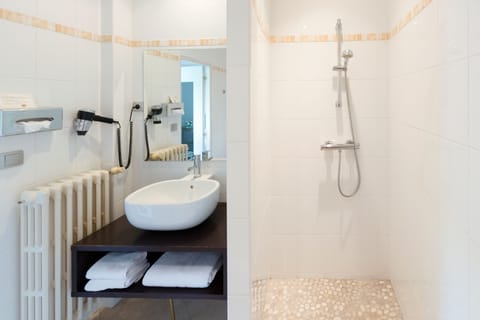 Superior Double Room, Canal View | Bathroom | Bathtub, free toiletries, hair dryer, towels