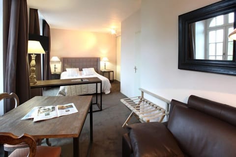 Suite | Living area | Flat-screen TV