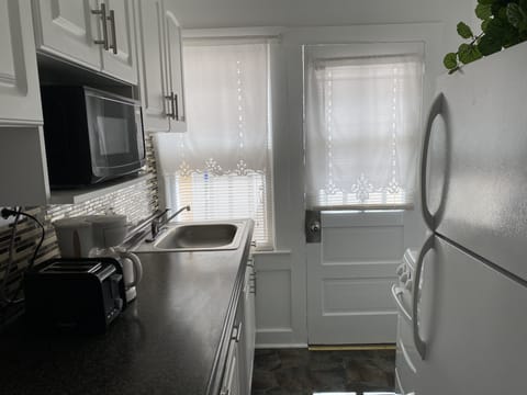 Deluxe Apartment, 2 Bedrooms, City View (No Topsheet / Towels / Paper Products) | Private kitchen | Full-size fridge, microwave, oven, stovetop