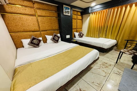 Deluxe Triple Room | Hypo-allergenic bedding, desk, rollaway beds, free WiFi