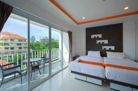 Basic Studio, Balcony | In-room safe, free WiFi