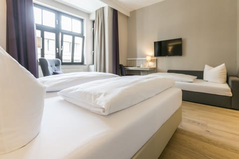 Comfort Triple Room | In-room safe, desk, soundproofing, iron/ironing board