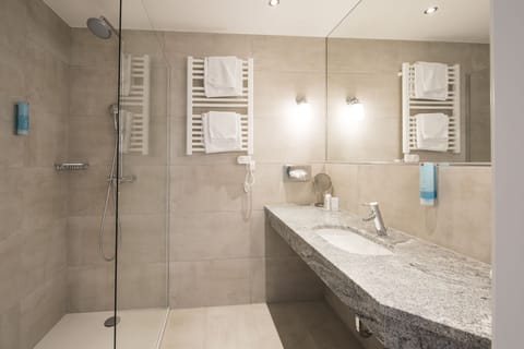 Comfort Triple Room | Bathroom | Free toiletries, hair dryer, towels, soap