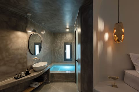 Executive Suite - Luxurious Private Indoor Hot Tub | Bathroom | Shower, free toiletries, hair dryer, bathrobes
