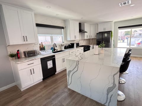 Full-size fridge, microwave, oven, stovetop
