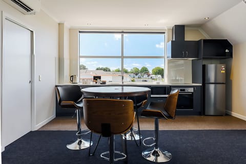 Executive Studio Suite, 1 King Bed | Private kitchen | Fridge, microwave, stovetop, electric kettle