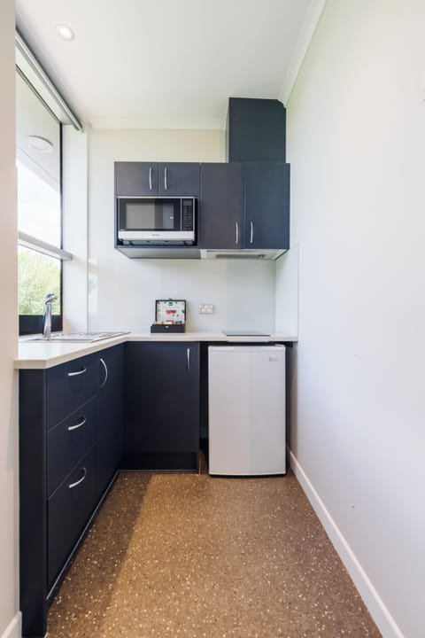 Deluxe Studio, 1 Queen Bed | Private kitchen | Fridge, microwave, stovetop, electric kettle