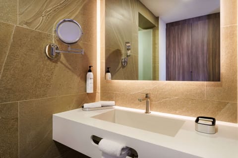 Premium bedding, in-room safe, individually decorated