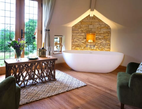 Deluxe Suite, Ensuite (Coach House) | Premium bedding, memory foam beds, iron/ironing board, free WiFi