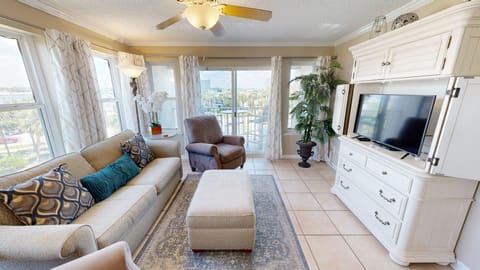 Condo, 2 Bedrooms | Living area