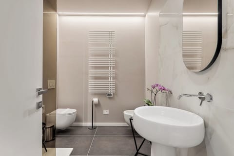 Deluxe Double or Twin Room | Bathroom | Shower, free toiletries, hair dryer, slippers