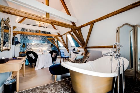 Executive Junior Suite | Premium bedding, minibar, in-room safe, individually decorated