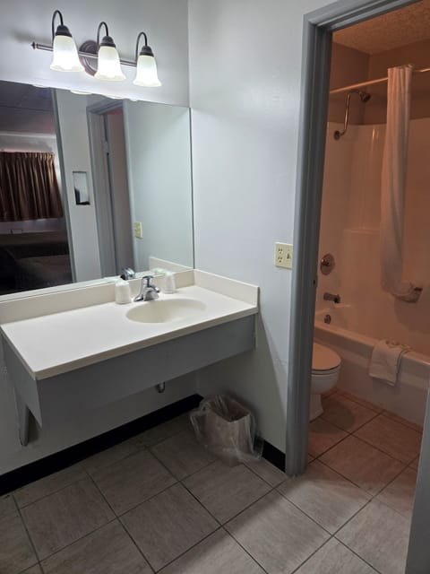 Double Room, 2 Double Beds | Bathroom | Combined shower/tub, towels