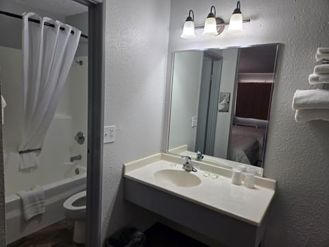 Single Room, 1 Queen Bed | Bathroom | Combined shower/tub, towels