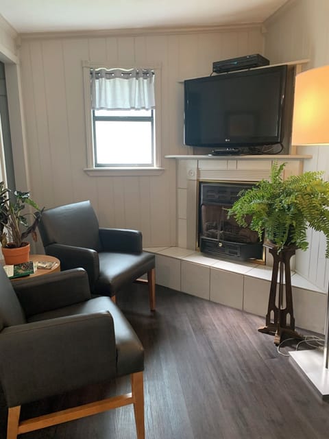 Classic Cabin, 2 Queen Beds, Non Smoking, Microwave | Living area