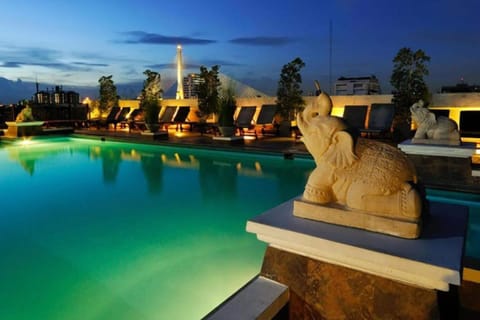 2 outdoor pools, sun loungers