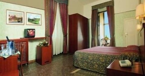 Superior Double Room, Sea View | Minibar, in-room safe, desk, blackout drapes