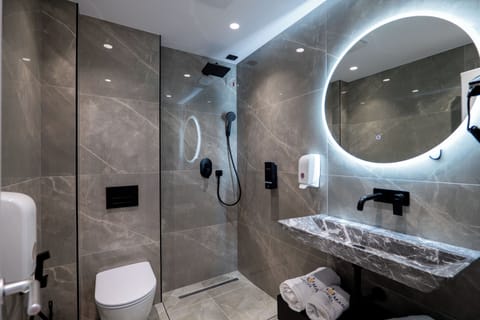 Deluxe Triple Room, Sea View | Bathroom | Hair dryer, slippers, towels, soap