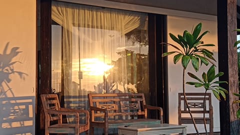 32-inch Smart TV with digital channels, Netflix, streaming services